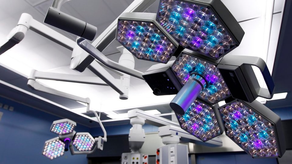 Lampen in einem Operationssaal.