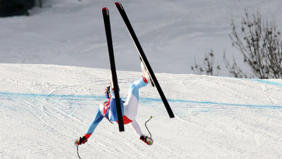Ein Skifahrer stürzt.