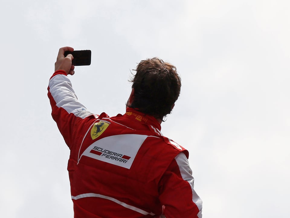 Ferrari-Pilot Fernando Alonso fotografiert sich selbst.