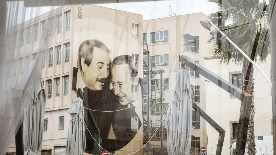 Ein ikonisches Foto der Mafia-Jäger Giovanni Falcone (links) und Paolo Borsellino (rechts) als Wandgemälde in Palermo.  
