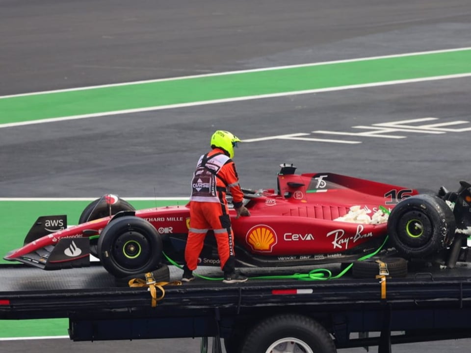 Beschädigtes Heck Das Auto von Charles Leclerc auf einem Abschleppwagen.