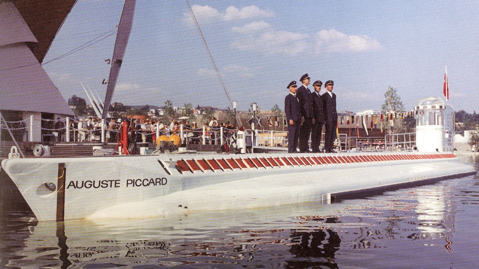 Das U-Boot "Mésoscaphe" mit Besatzung an der Expo.