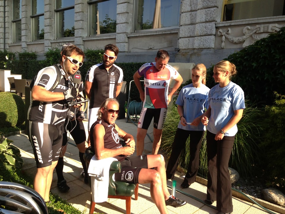 Zu sehen ist eine Gruppe von Velofahrern in der Morgensonne.