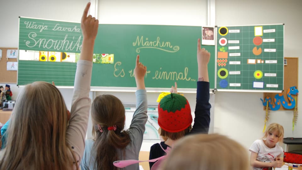 Kinder strecken in Klasse ohne Lehrer auf