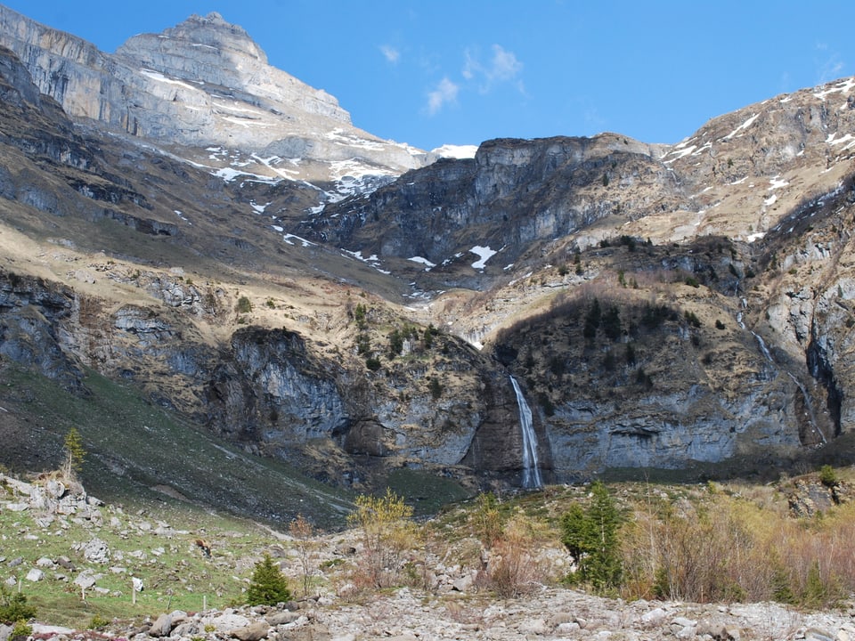 Berglandschaft mit Wasserfällen.
