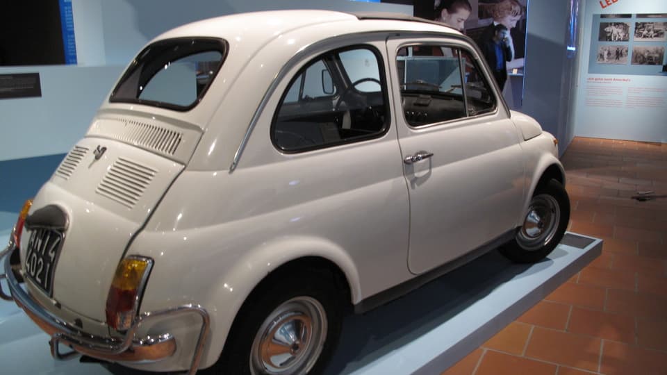 Alter weisser Fiat (Cinquecento) in einer Ausstellung