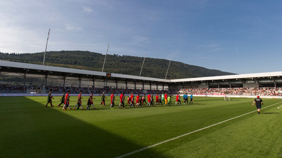 Einlauf der Bieler und Wiler Spieler zum 1. Spiel im neuen Stadion.