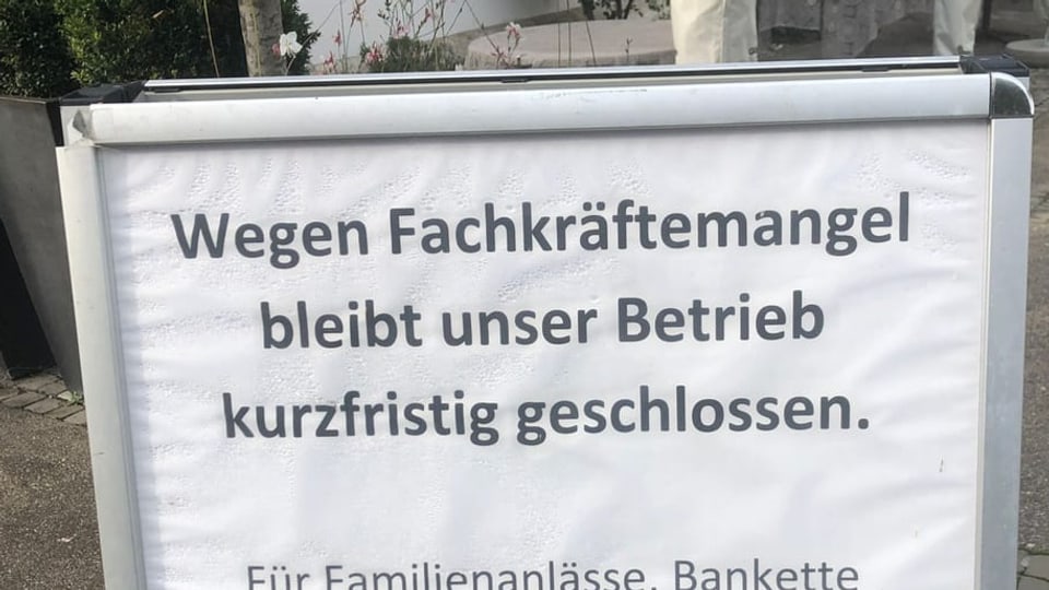 Plakatständer mit Plakat «wegen Fachkräftemangel bliebt unser Betrieb geschlossen»