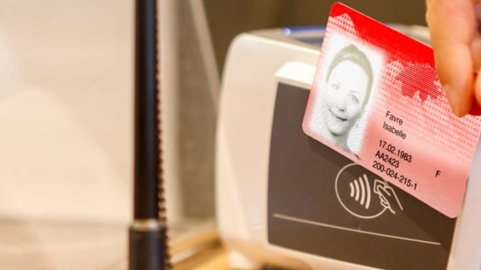 Den Swisspass an das Bezahlterminal halten – und schon ist das Billett bezahlt. 