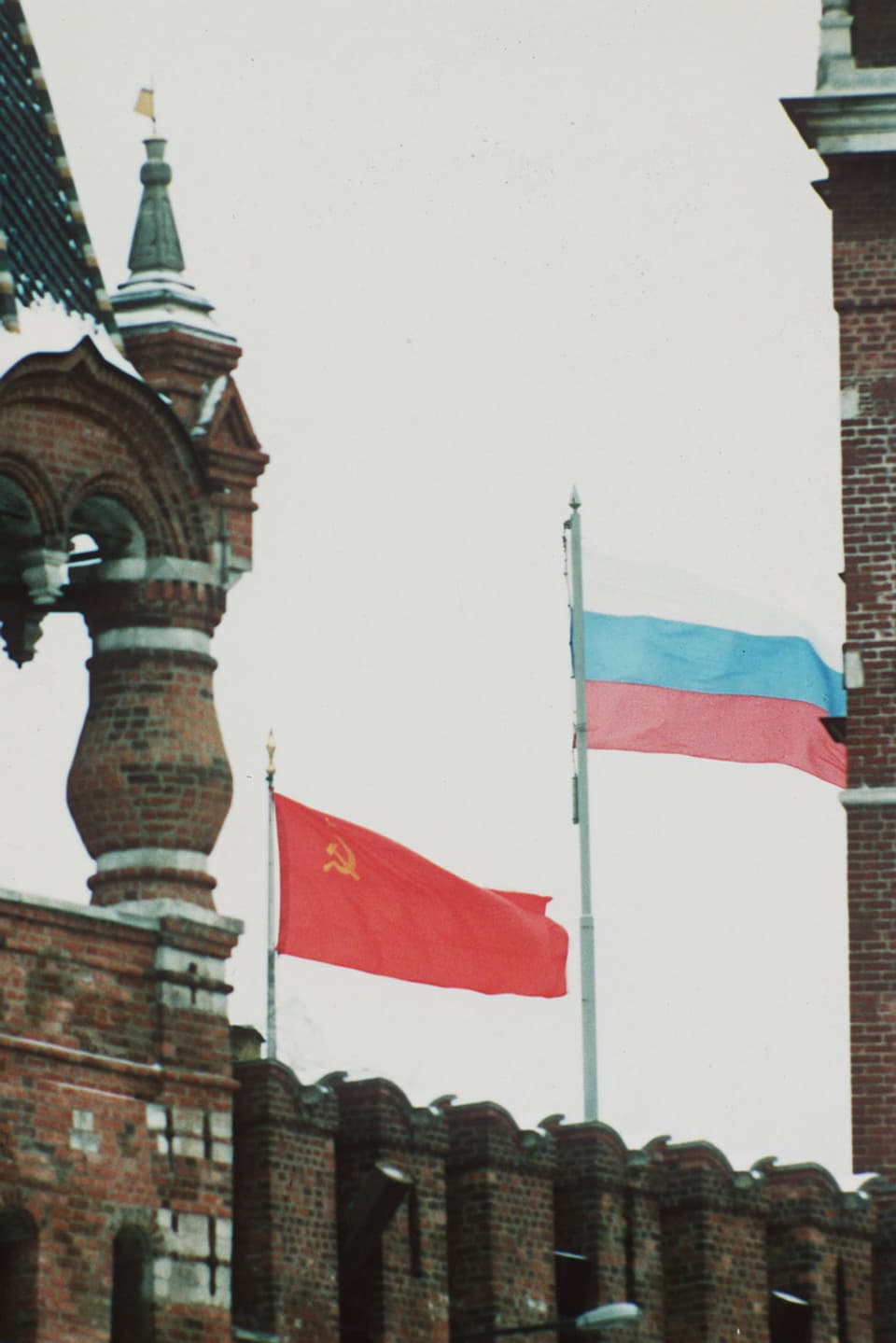 Die sowjetische Flagge weht an der Seite der russischen über dem Kreml (Dezember 1991).