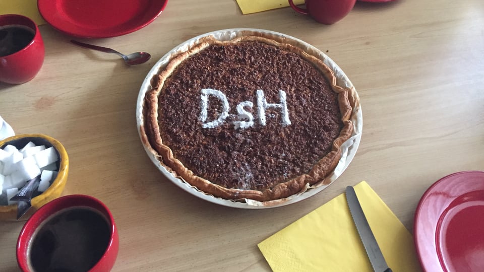 Ein Nusskuchen mit den Buchstaben DsH («Daheim statt Heim») aus Puderzucker.