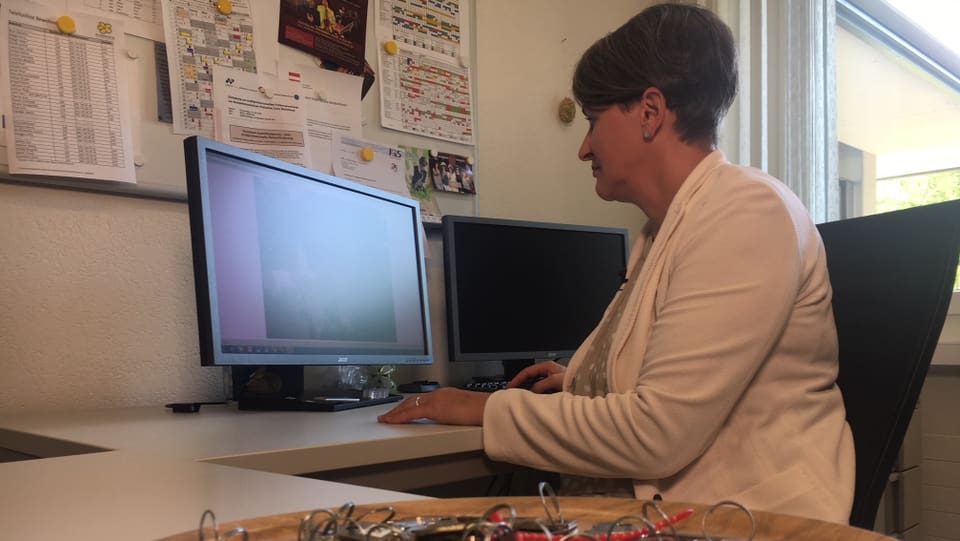 Irma Jordi sitzt in ihrem Büro am Computer.