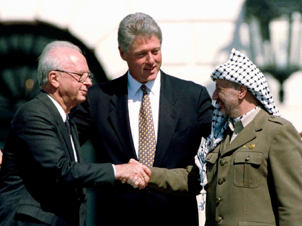 Rabin und Arafat reichen sich die Hand