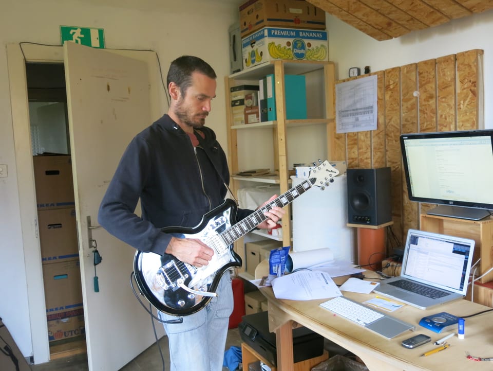Daniel Wehrlin mit Gitarre
