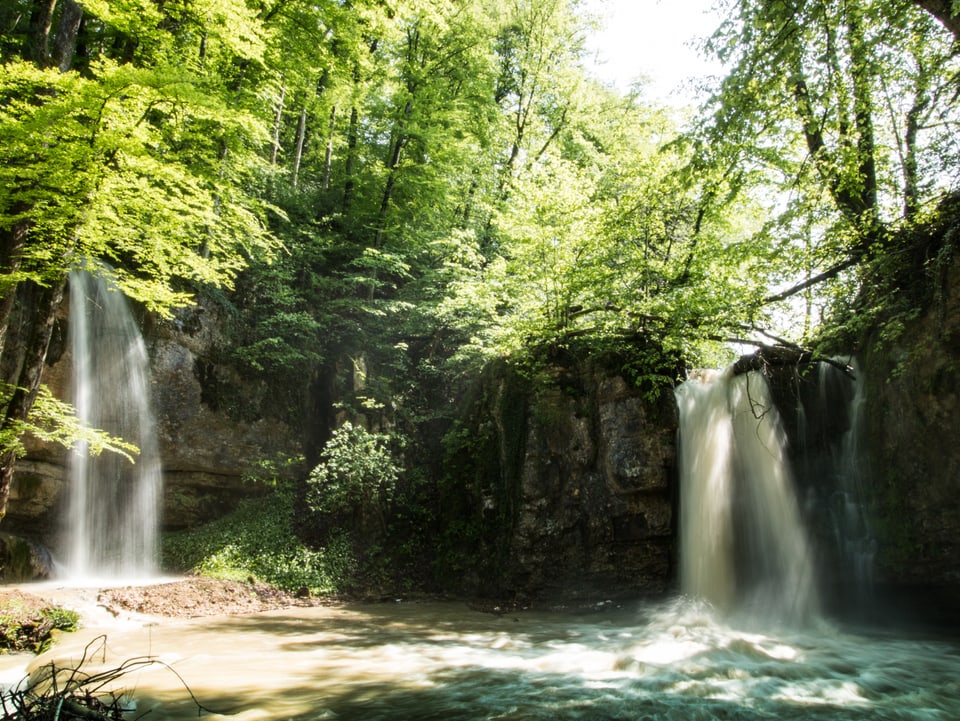Der Geissen-Wasserfall bei Zeglingen BL hat viel Wasser.