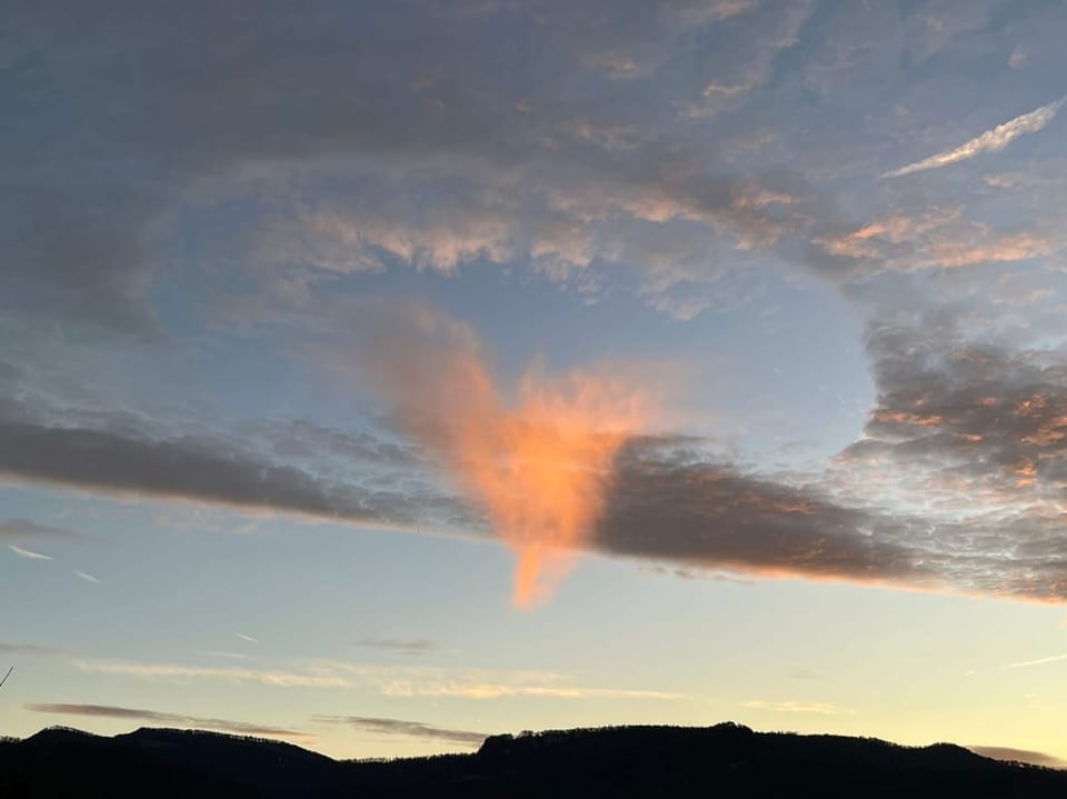 Wolken mit kreisförmigem Loch. Darin fällt ein Teil der Wolke trichterförmig aus der Wolke aus.