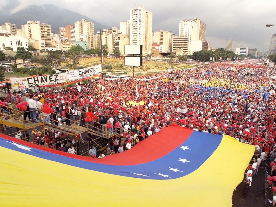 Anhänger von Chàvez mit grosser venezolanischer Flagge