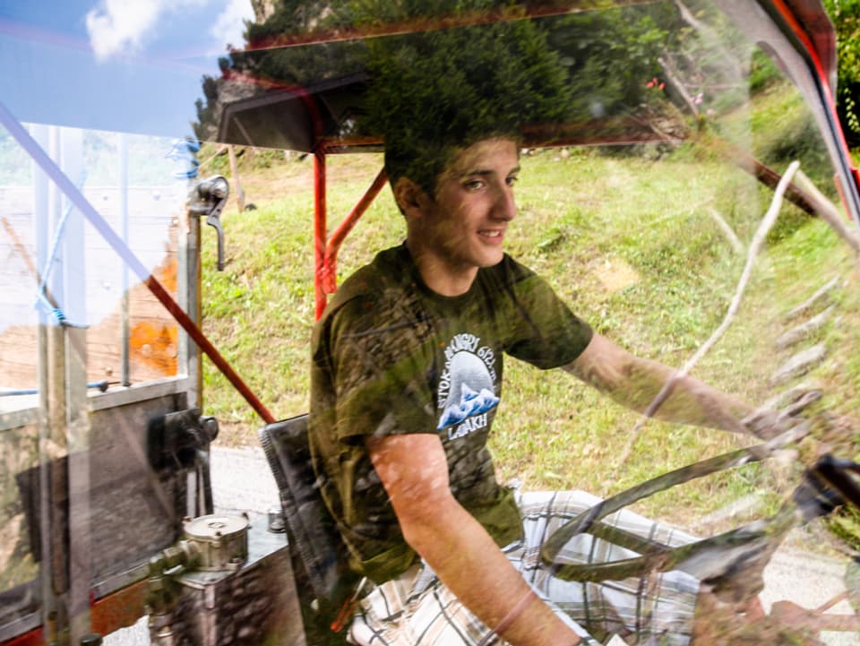 Der 15-jährige Matteo steuert ein landwirtschaftliches Fahrzeug.