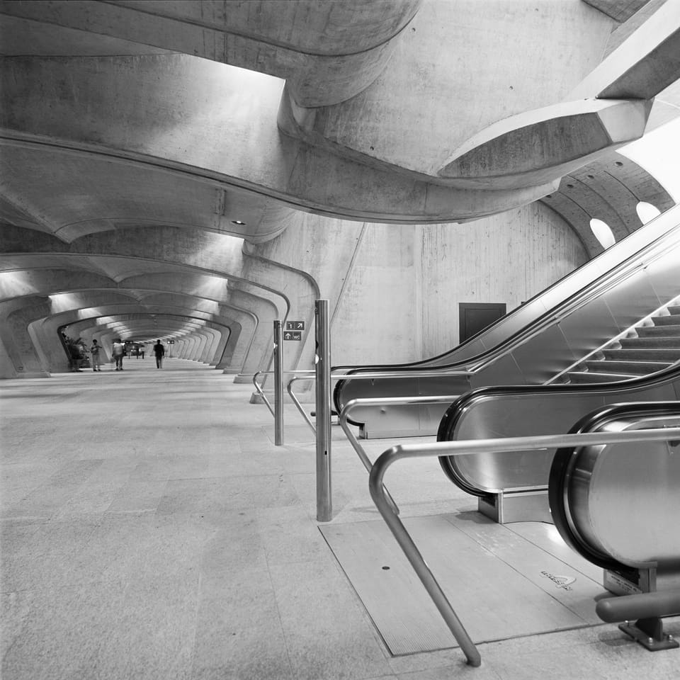 Blick auf die Untergrundpassage des Bahnhof Stadelhofen (s/w-Fotografie).