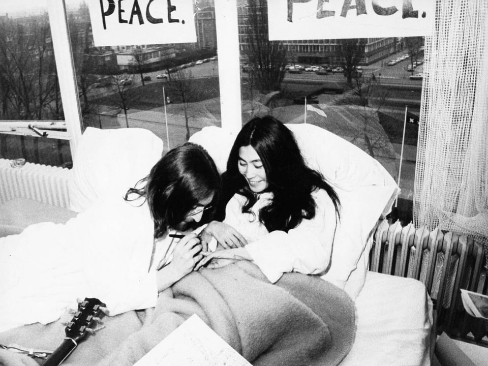 John Lennon und Yoko Ono im Bett.
