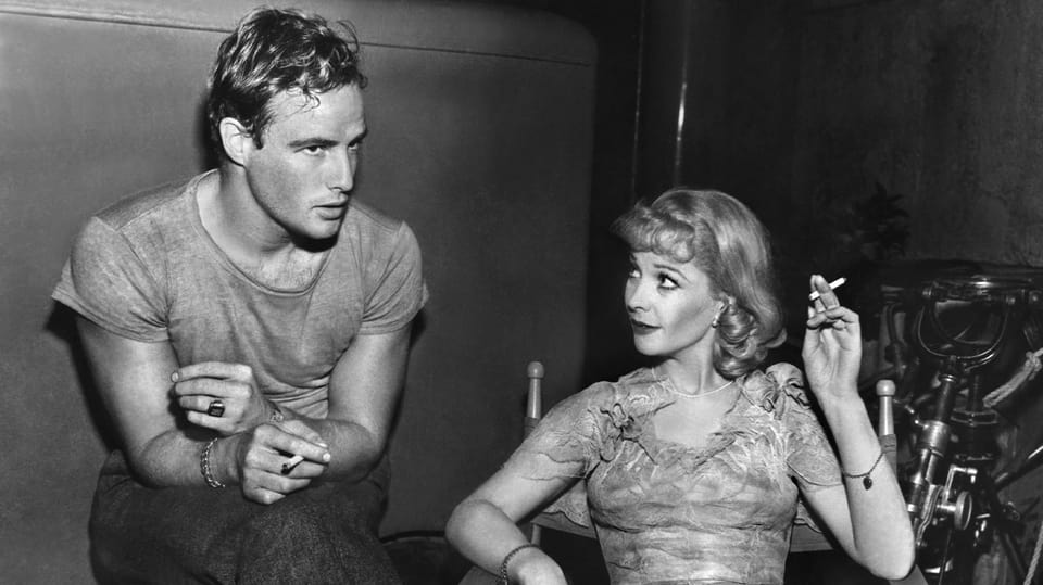 Marlon Brando und Vivien Leigh rauchend in einer Drehpause von «A Streetcar Named Desire».