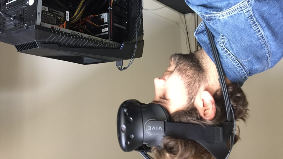 Labinot Demaj, Leiter des Labors für Verhaltensforschung an der HSG, mit virtueller Brille.