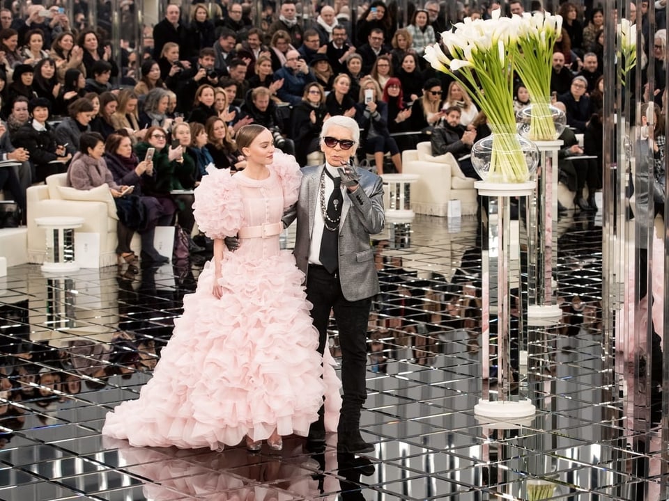 Karl Lagerfeld im Jahr 2017 mit dem Model Lily-Rose Depp.