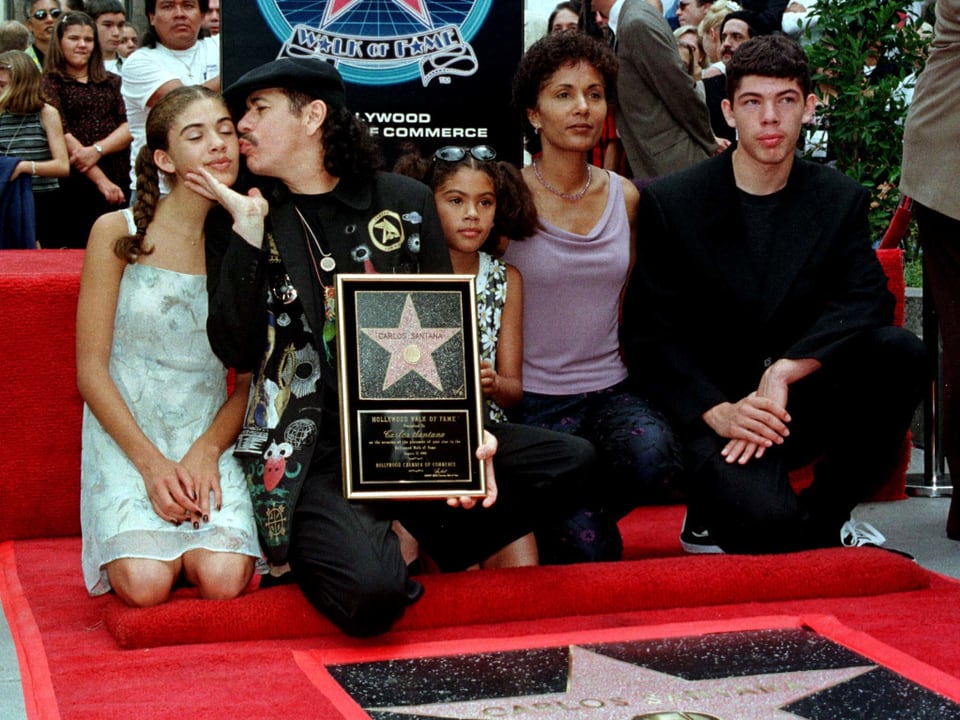 Carlos Santana auf dem Walk of Fame mit seinen Kindern und seiner ersten Frau. 
