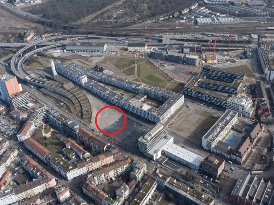 Luftaufnahme des Erlenmattquartieres mit eigezeichnetem Standort der Trendsporthalle