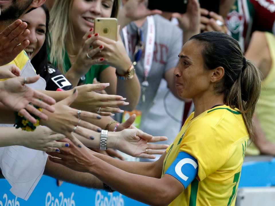 Marta bedankt sich nach der Niederlage bei den Fans. 