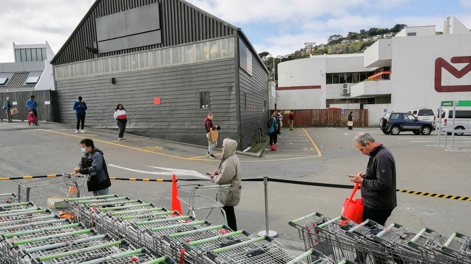 Social Distancing vor einem Supermarkt in Neuseelands Hauptstadt Wellington. 