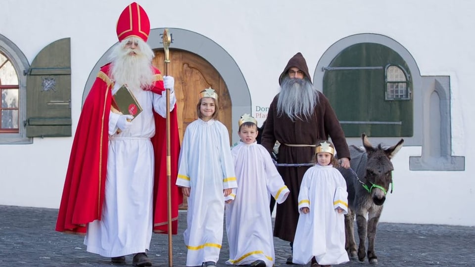 Samichlaus, Schmutzli, Esel und drei Sternensinger stehen bereit. 