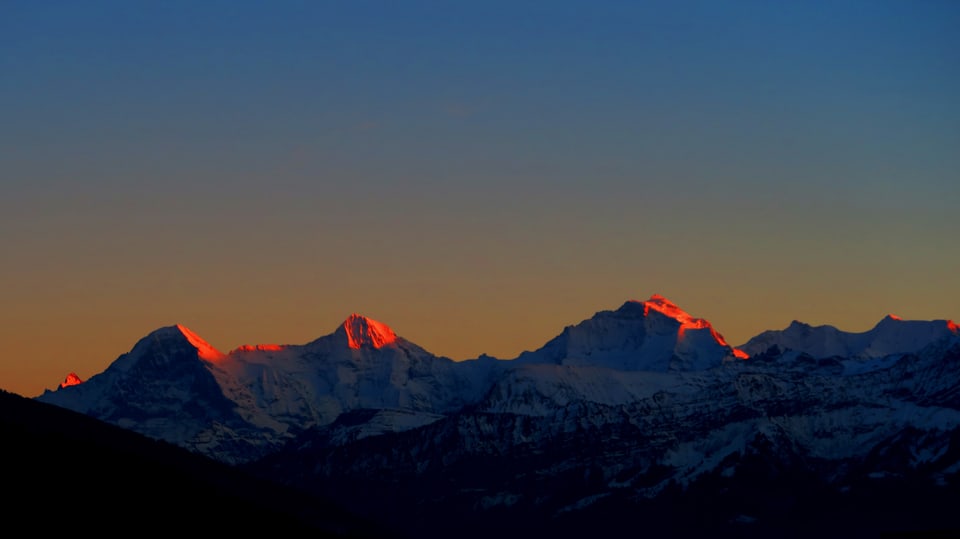 Wolkenlose Abendstimmung am 17. Dezember über dem Berner Oberland.