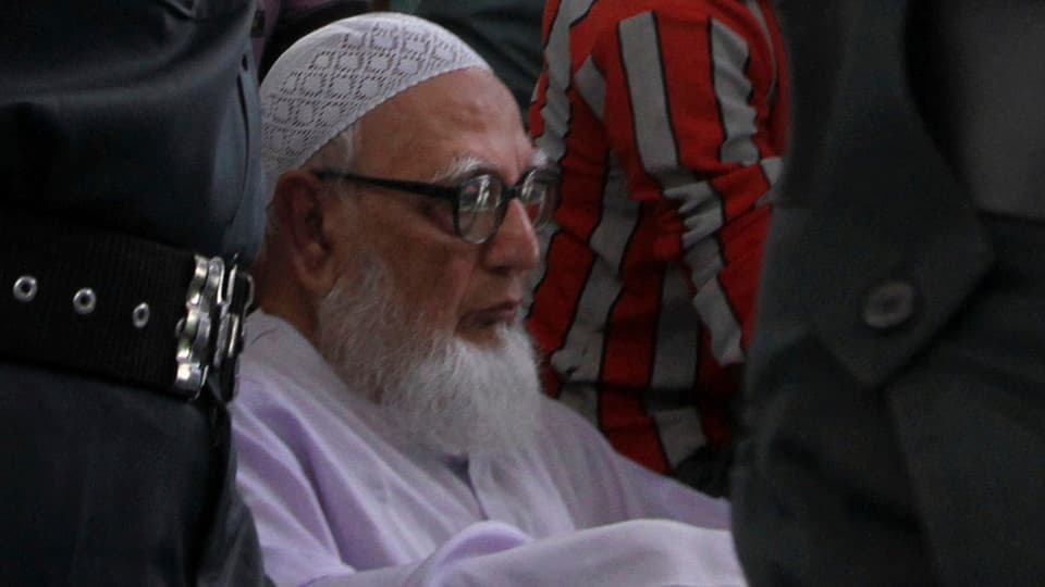 Früherer Islamistenführer Ghulam Azam wird im Rollstuhl in Dhaka ins Gericht geführt.