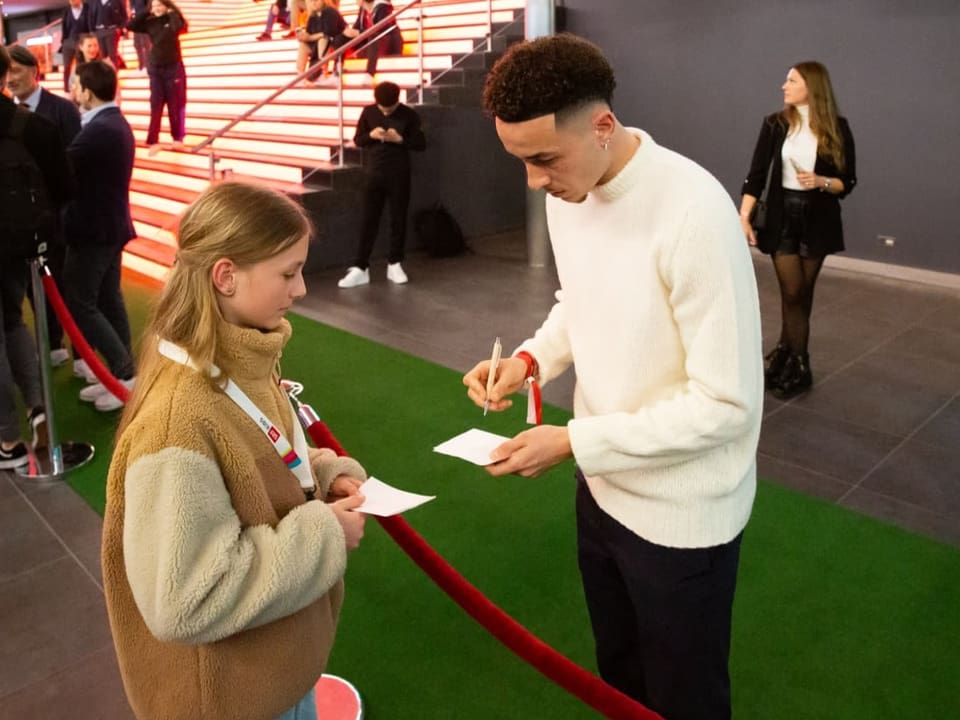 Ruben Vargas gibt Eloise ein Autogramm