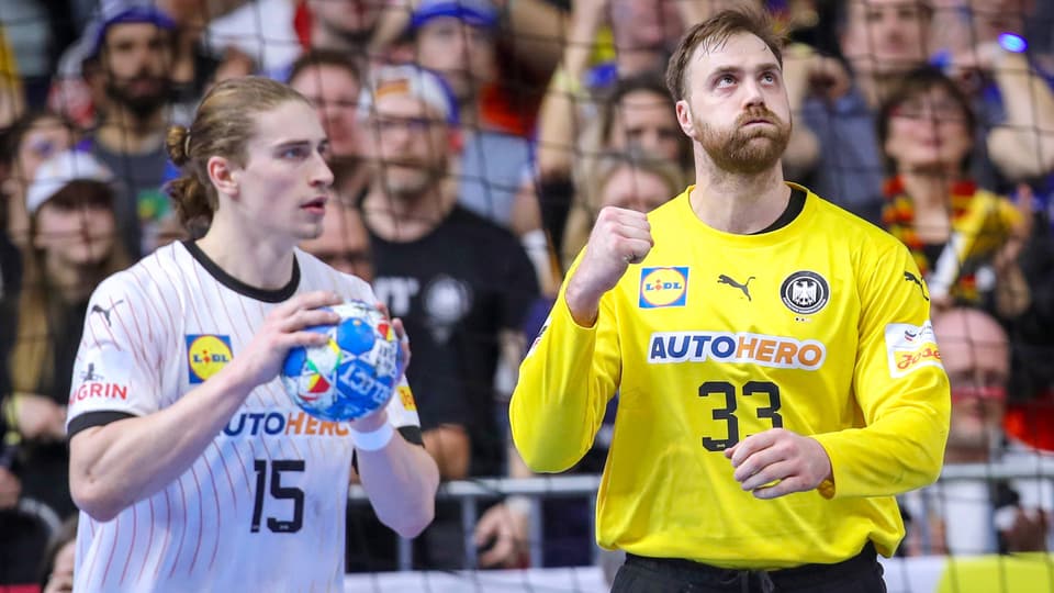 Deutschlands Handballer Juri Knorr (links) und Torhüter Andreas Wolff.