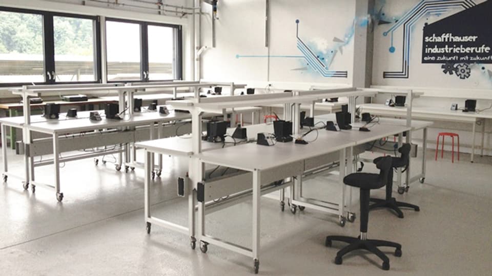 Ein Labor mit Tischen und technischen Materialien.