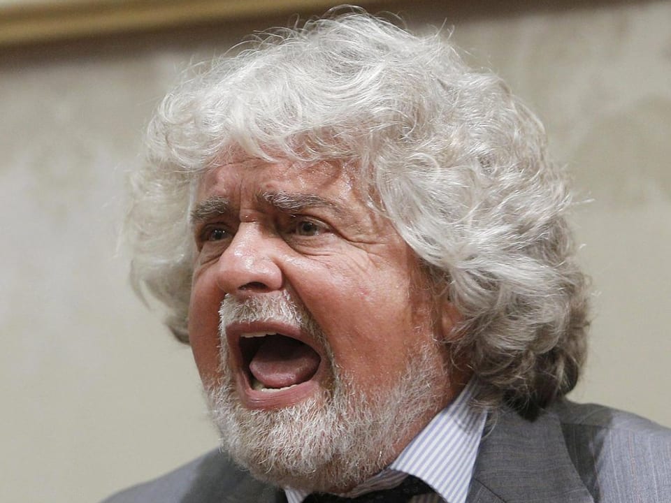 Grillo am Schreien während einer Pressekonferenz.