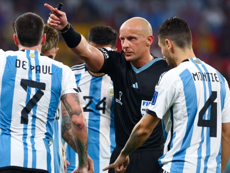 Szymon Marciniak zeigt weg, argentinische Fussballer sind damit nicht zufrieden.