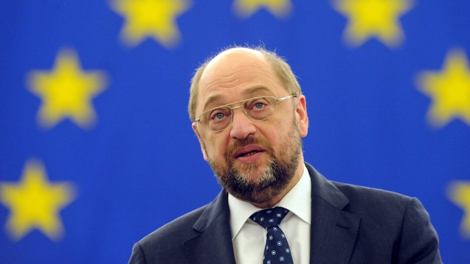 Martin Schulz vor einer EU-Flagge.