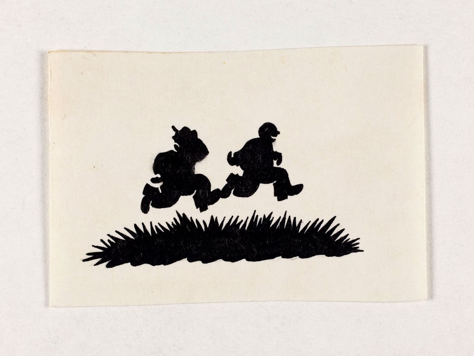 Ein Bild gemalt mit Tusche das zwei schwarze Figuren zeigt, die über Gras laufen.