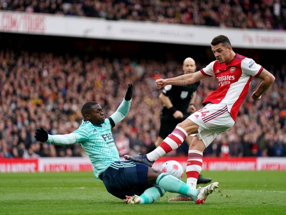 Trotz missratener Schussabgabe des Schweizers Granit Xhakas Arsenal gewinnt auch gegen Leicester.