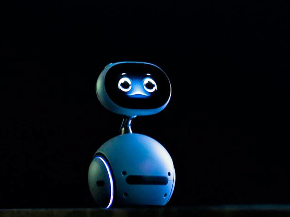 Der Roboter Zenbo vor schwarzem Hintergrund.