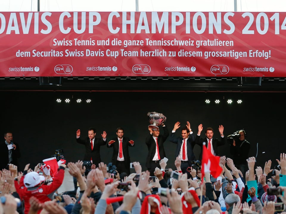 Das Schweizer Team lässt sich von den Fans feiern.