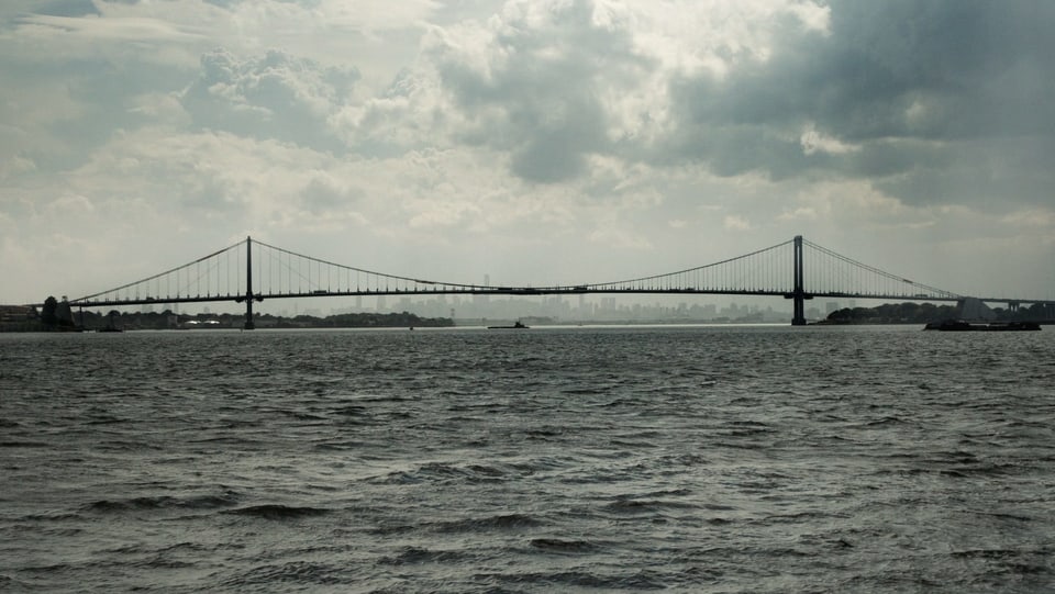 Auf dem Bild ist eine sehr lange Brücke von Othmar Ammann zu sehen.