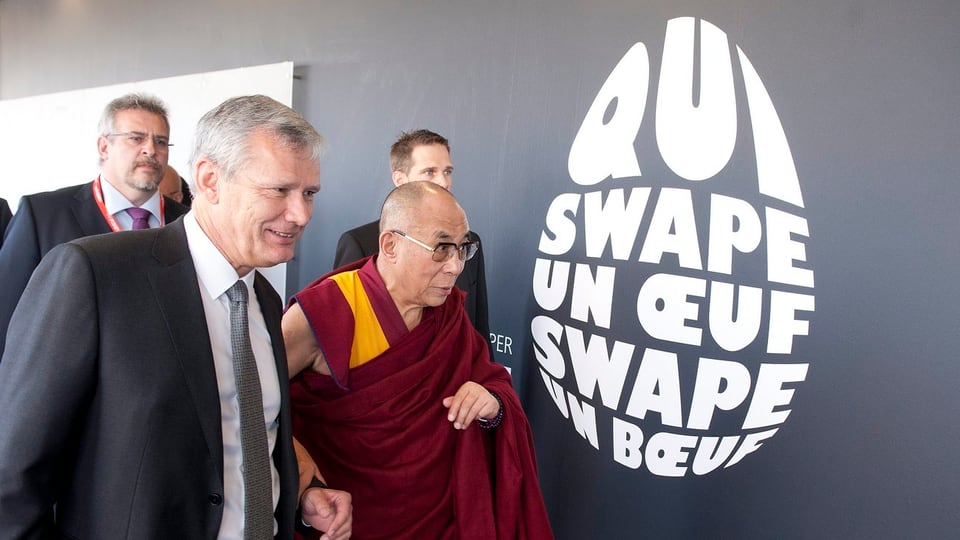 Der Dalai Lama nach der Veranstaltung mit Universitätsrektor Dominique Arlettaz.