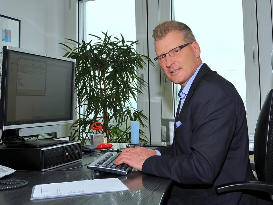 Heinz Tännler in seinem Büro der Baudirektion in der Stadt Zug. 