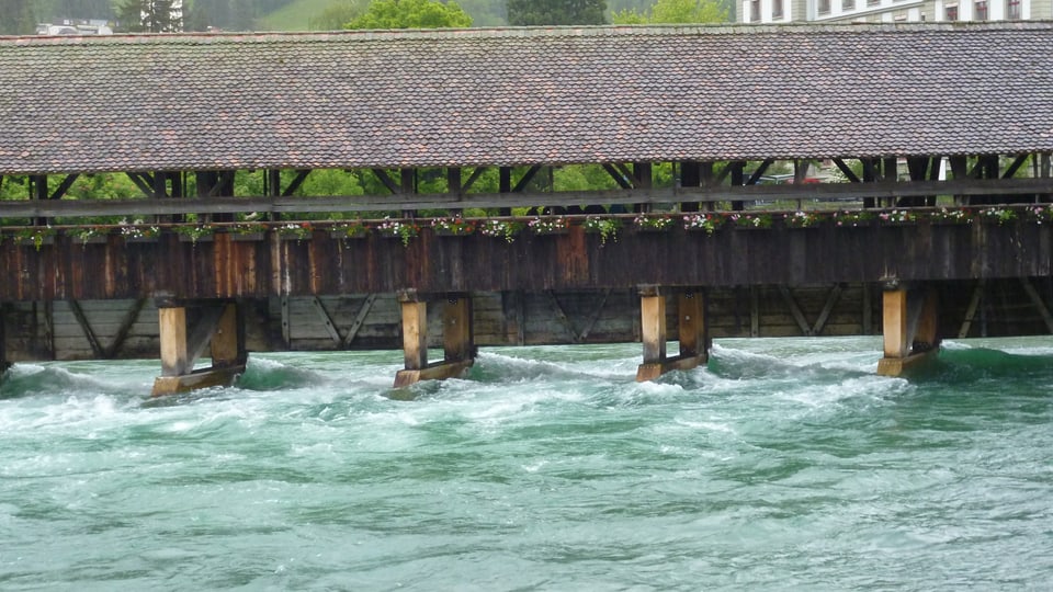 Alle Schleusentore offen - die Scherzligschleuse in Thun