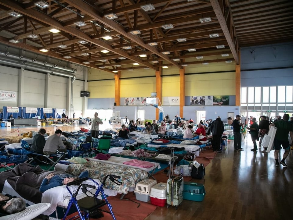 Menschen, die in der Region Emilia-Romagna obdachlos geworden sind, suchen Zuflucht in einer Notunterkunft.