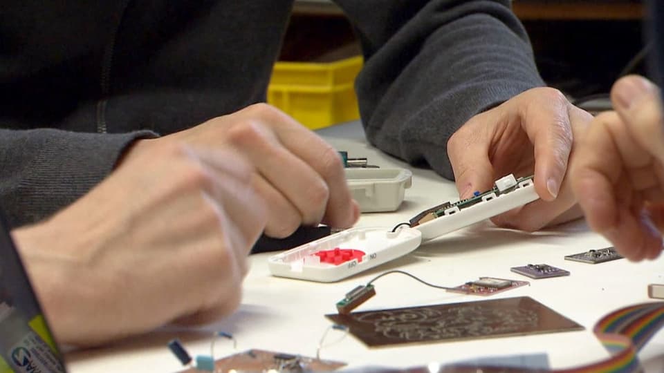 Ein GPS-Tracker wird auseinandergenommen